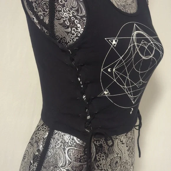 ✨5/$25✨ Kendall and Kylie geometric print crop top - Picture 2 of 7